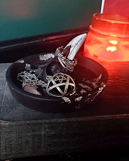 Gothic trinket dish with skull ring holder in silver